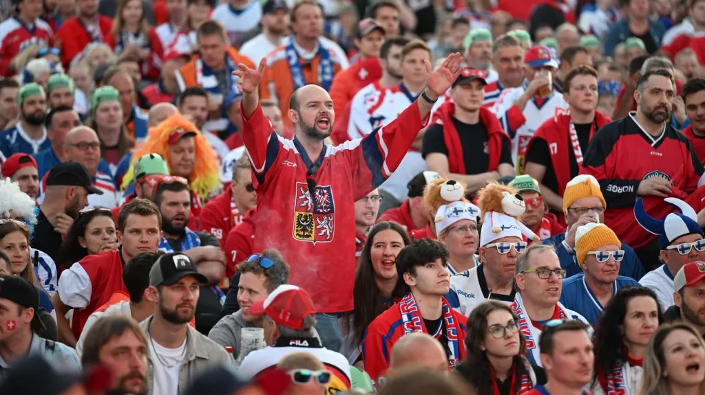 Fanoušci v pražské fan zóně