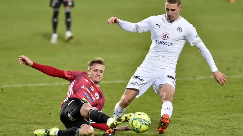 Českobudějovický Patrik Čavoš v souboji s Michalem Kohútem ze Slovácka