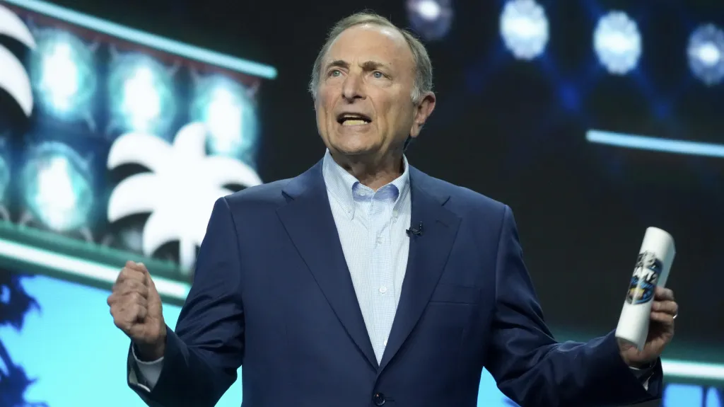 Garry Bettman při draftu NHL 2025