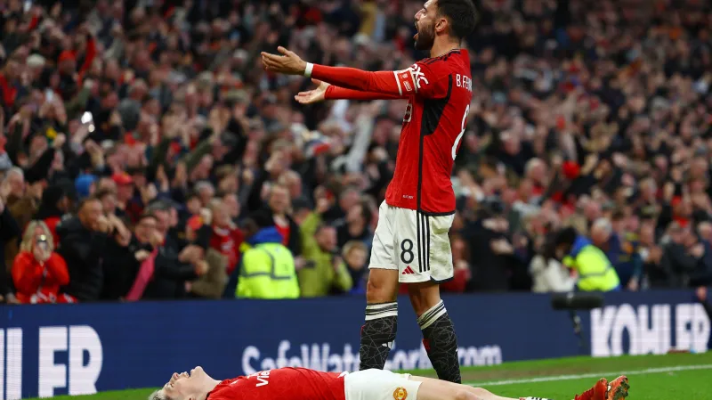 Bruno Fernandes a Alejandro Garnacho (na zemi) slaví gól Manchesteru