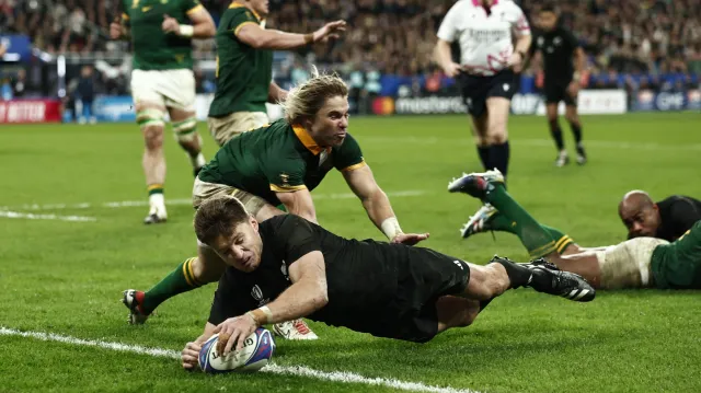Nový Zéland – JAR: Po akci Teley položil Beauden Barrett první pětku finále