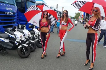 Profesionální úsměvy a pózy, to je jejich denní chleba