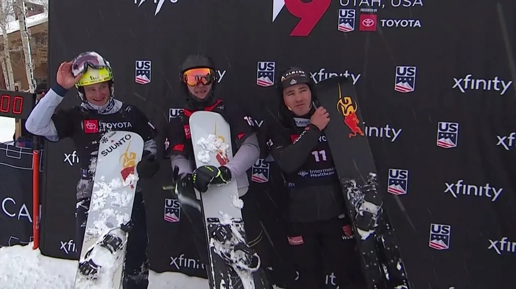 Dmitrij Loginov (uprostřed)