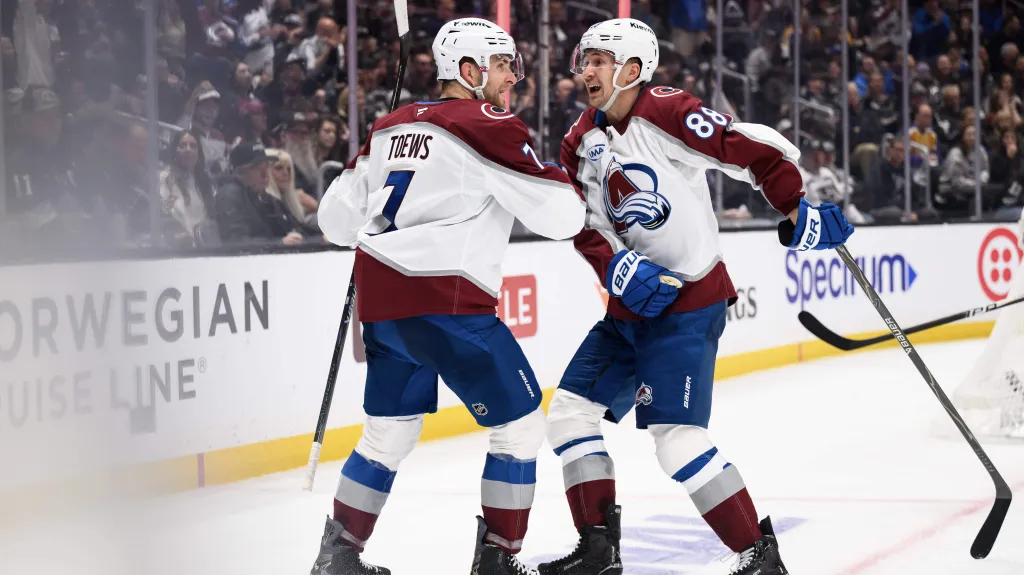 Martin Nečas gratuluje Devonu Toewsovi