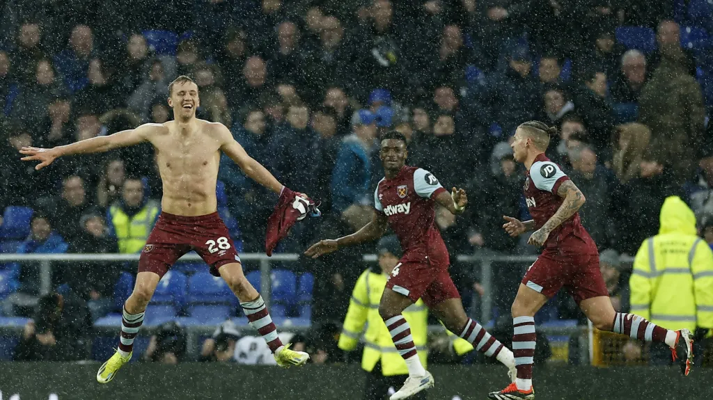 Tomáš Souček z West Hamu se raduje z gólu