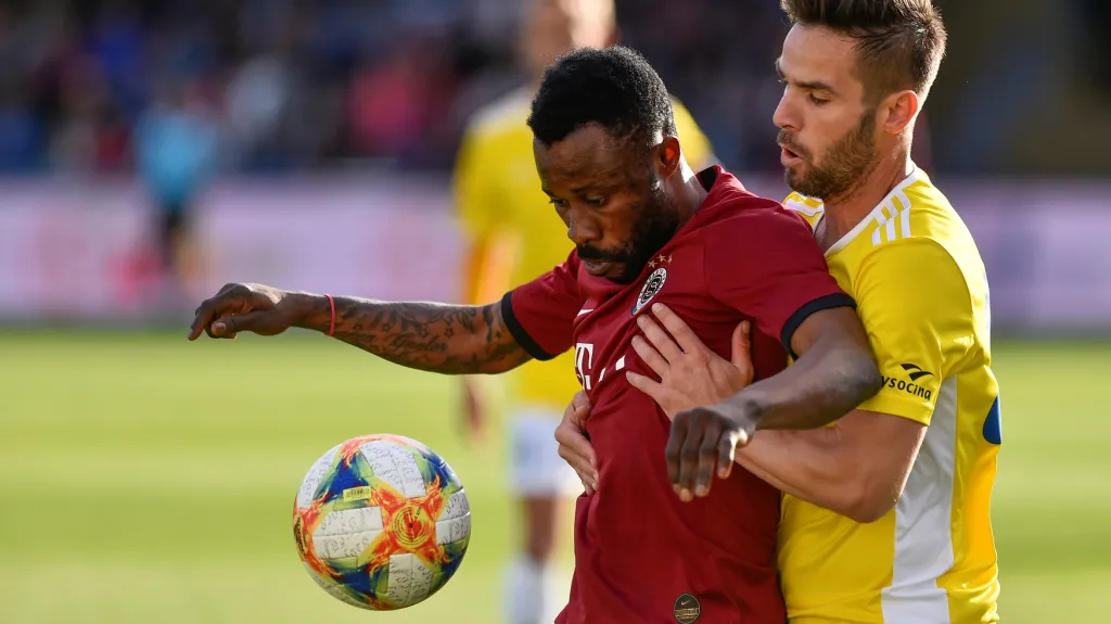 Guélor Kanga ze Sparty a Matúš Lacko z Jihlavy