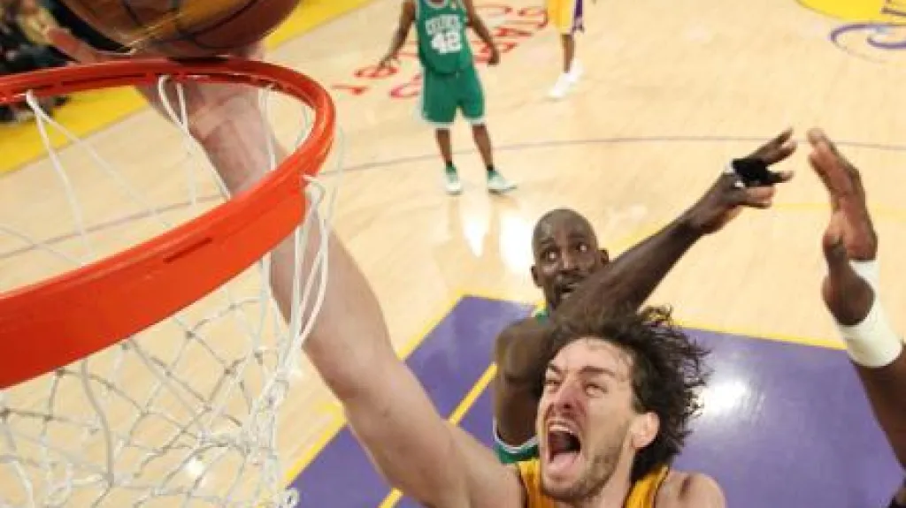 Španěl Gasol skóruje ve finále