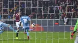 Neodpískaná penalta po ruce Bakayoka (31. min.)