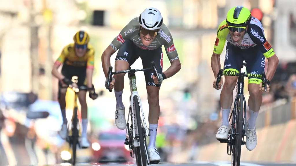 Stefano Oldani (vlevo) poráží Lorenza Rotu