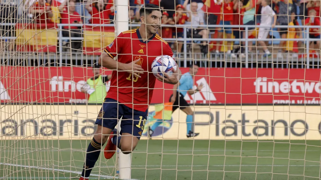 Španěl Carlos Soler oslavuje gól v síti Česka