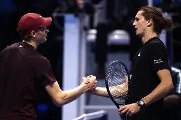 Jannik Sinner (vlevo) a Alexander Zverev