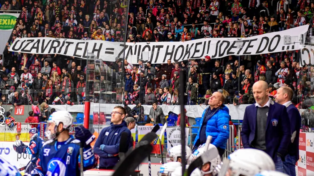 Fanoušci s nesouhlasným transparentem k možnému uzavření extraligy