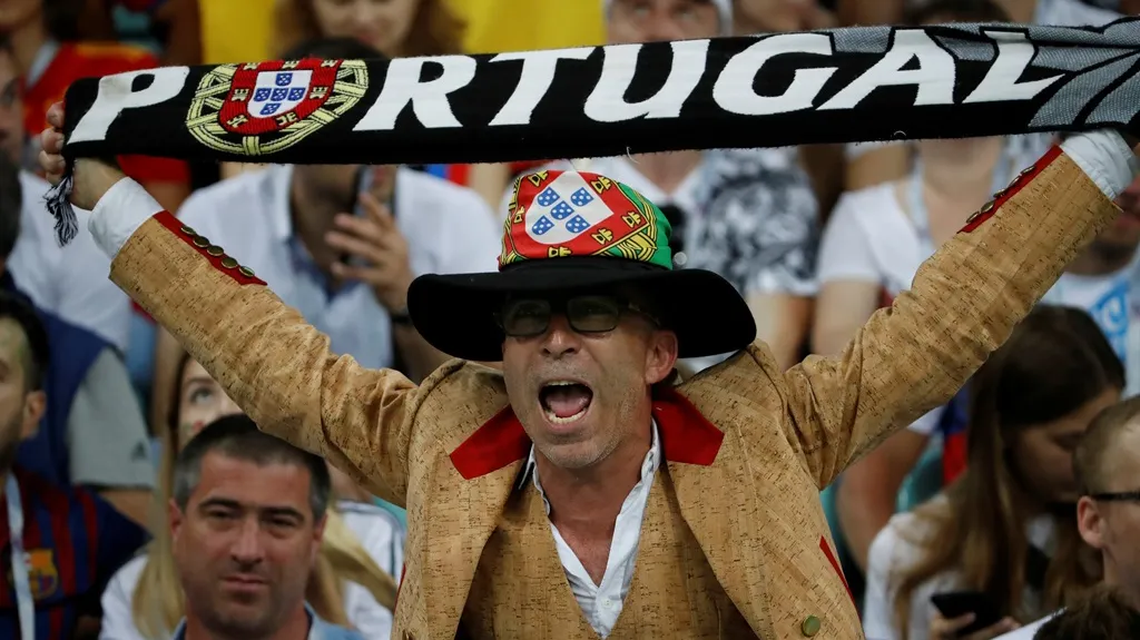 Portugalský fanoušek v ochozech sočského stadionu