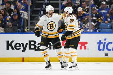 Pavel Zacha slaví gól s Davidem Pastrňákem