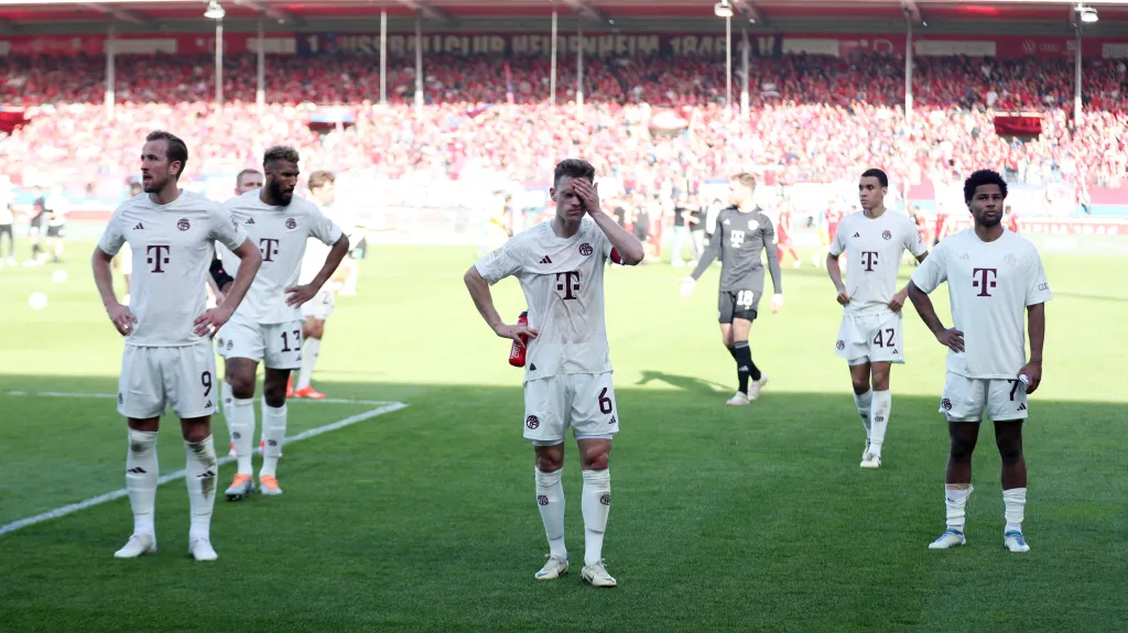 Hráči Bayernu po porážce v Heidenheimu