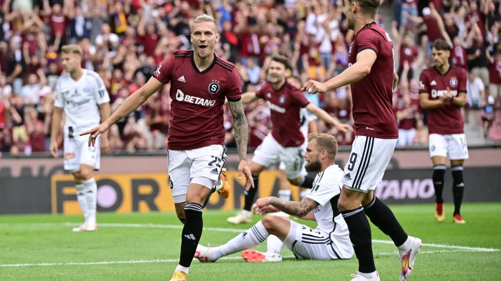 Lukáš Haraslín ze Sparty se raduje z gólu v síti Olomouce