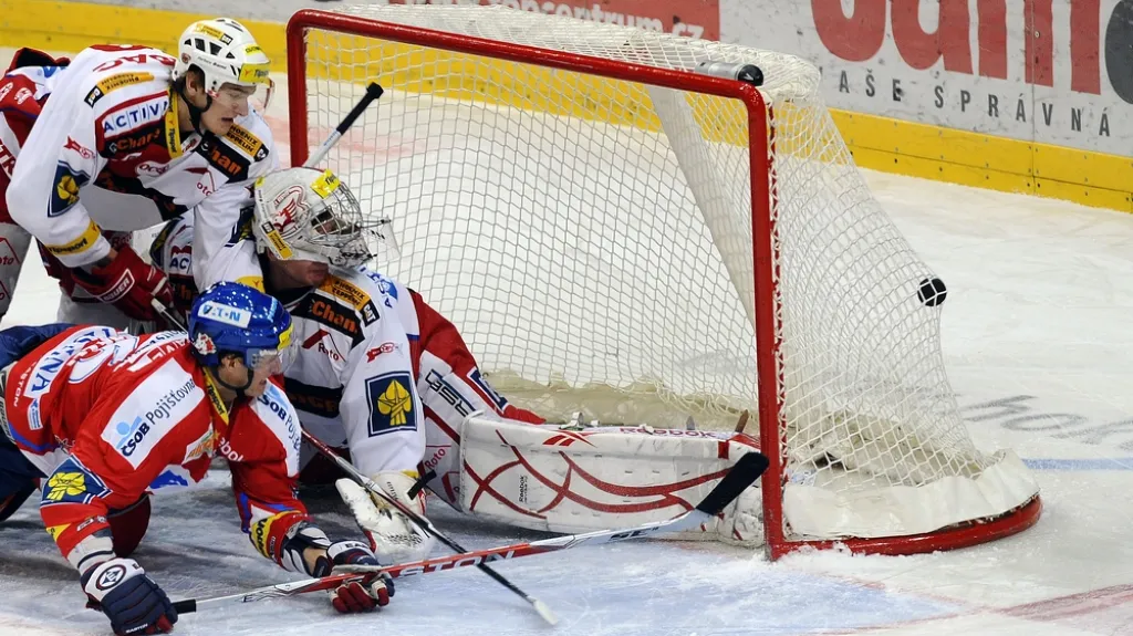 Slavia inkasuje v utkání s Pardubicemi