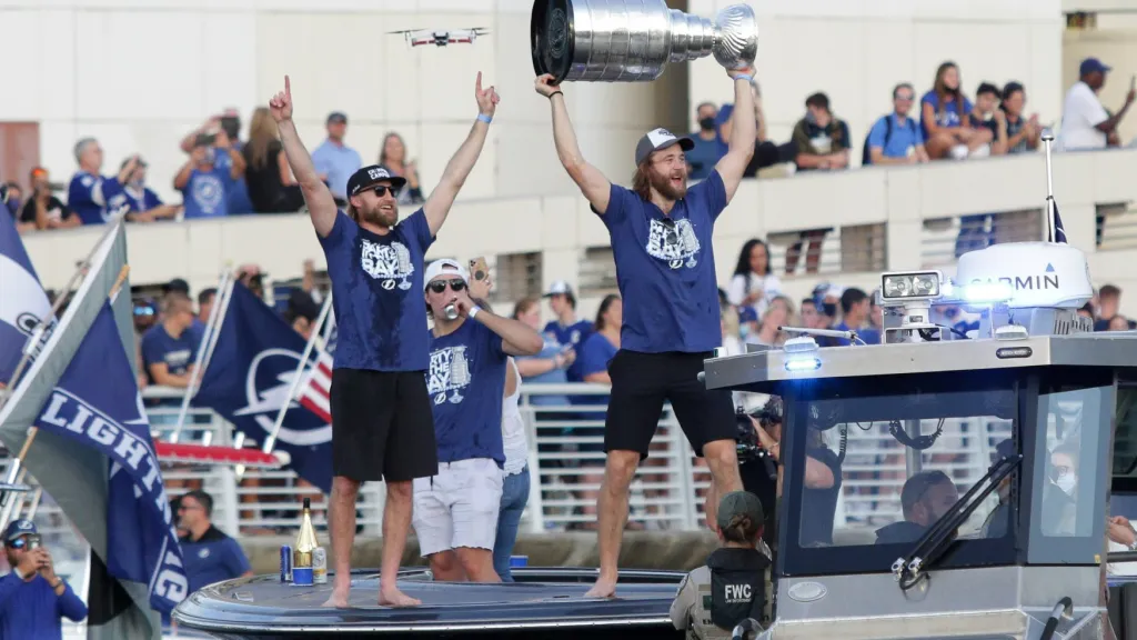 Hokejisté vyměnili tradiční oslavy v otevřeném autobusu za vyjížďku na lodi