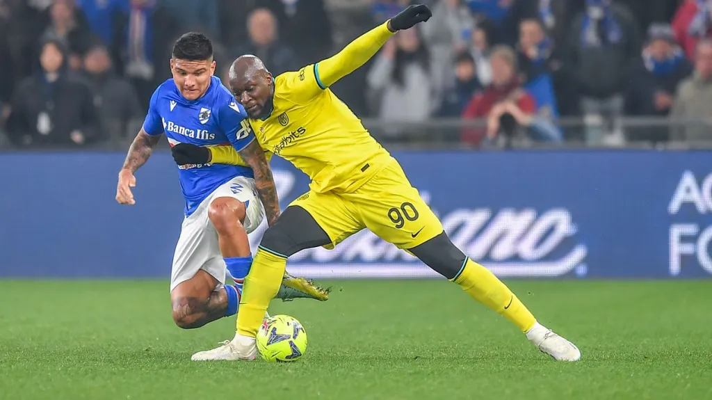 Romelu Lukaku si chrání míč před Bruno Amionem