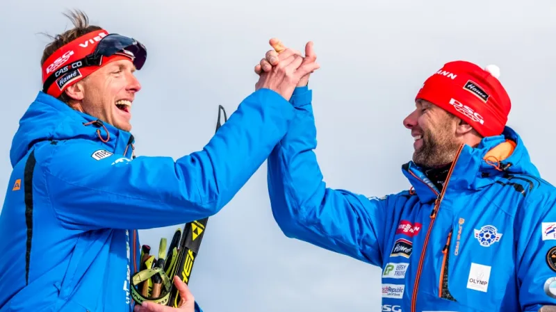 Ondřej Rybář a Michael Málek oslavují křišťálový glóbus Gabriely Koukalové