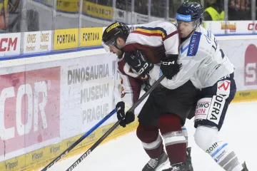 Michael Špaček a Joe Leahy v utkání Sparta – Vítkovice