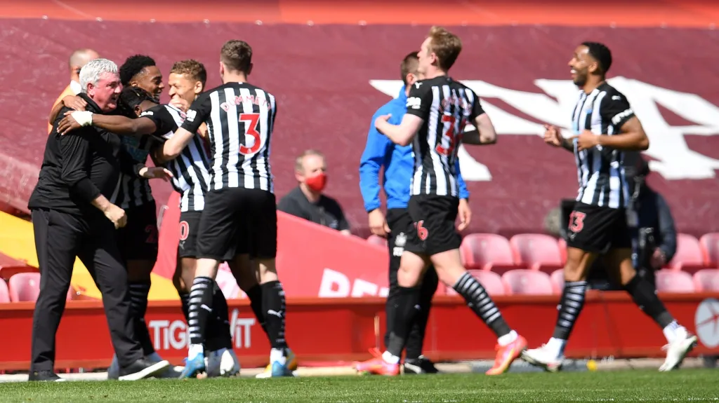 Fotbalisté Newcastlu oslavují gól v Liverpoolu