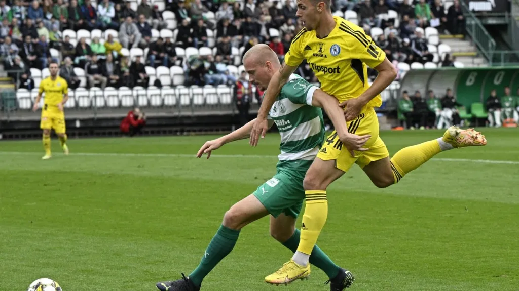 Daniel Köstl z Bohemians si kryje míč před Antonínem Růskem z Olomouce