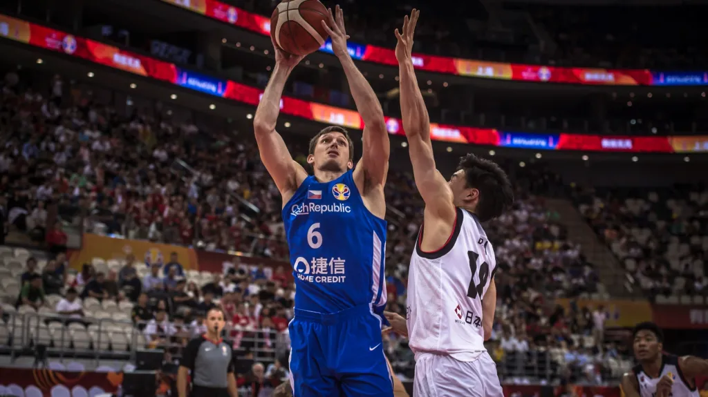 Pavel Pumprla střílí na koš v utkání mistrovství světa