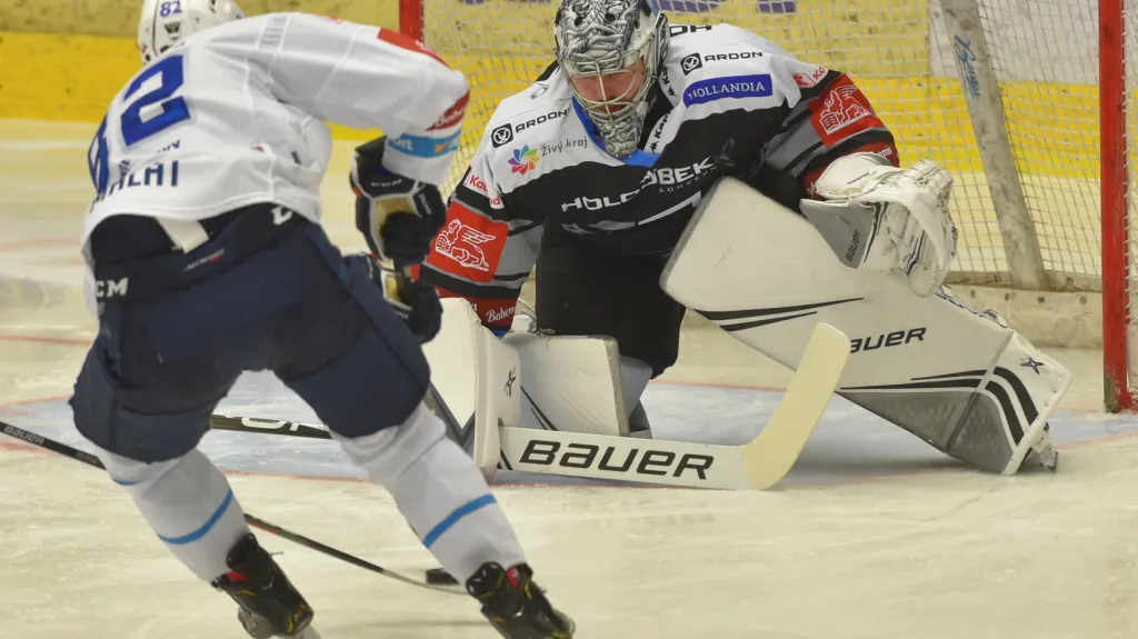 Karlovarský brankář Filip Novotný čelí šanci Sebastiana Maláta z Plzně