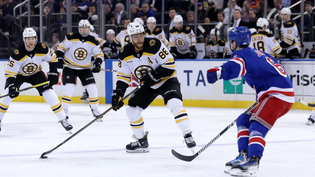 David Pastrňák v zápase Bostonu proti New York Rangers