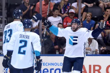 Thomas Vanek (vpravo) se raduje z gólu