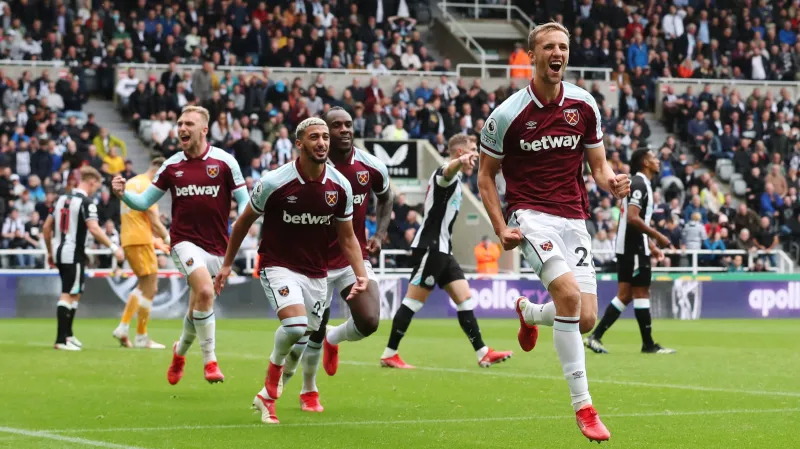 Tomáš Souček (vpravo) se raduje z gólu v Newcastlu