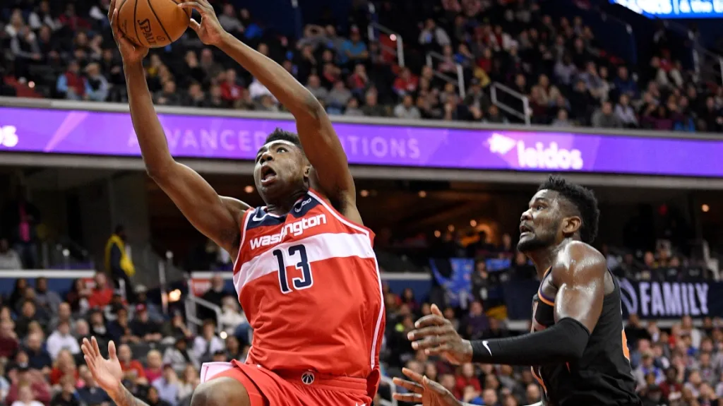 Thomas Bryant skóruje proti Phoenixu