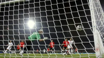 Clint Dempsey střílí gól