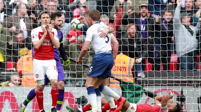 Arsenal nedal v nastavení penaltu a s Tottenhamem hrál 1:1