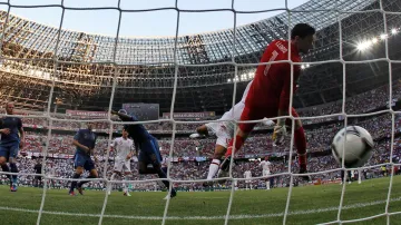 Hugo Lloris se už jen ohlíží za míčem ve své síti