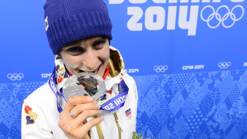 Sáblíková pózuje se stříbrnou medailí