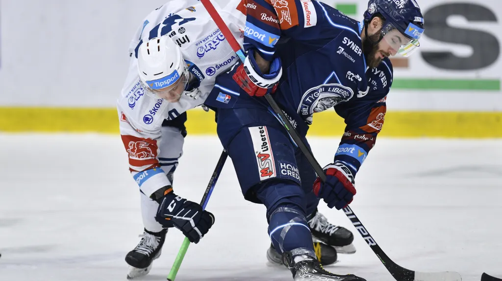 Bývalí spoluhráči Michal Bulíř (Plzeň) a Tomáš Filippi (Liberec) v souboji