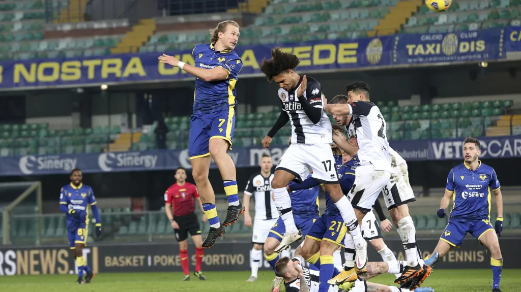 Antonín Barák z Verony střílí gól v utkání Serie A