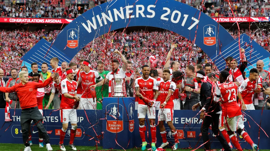 Fotbalisté Arsenalu slaví vítězství ve finále FA Cupu