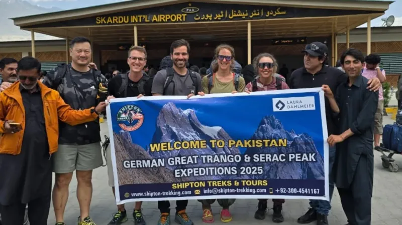 Laura Dahlmeierová (třetí zprava) jako členka expedice v Pákistánu