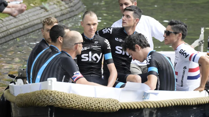 Chris Froome s kolegy ze stáje Sky