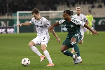 Denis Višinský v utkání s Panathinaikosem