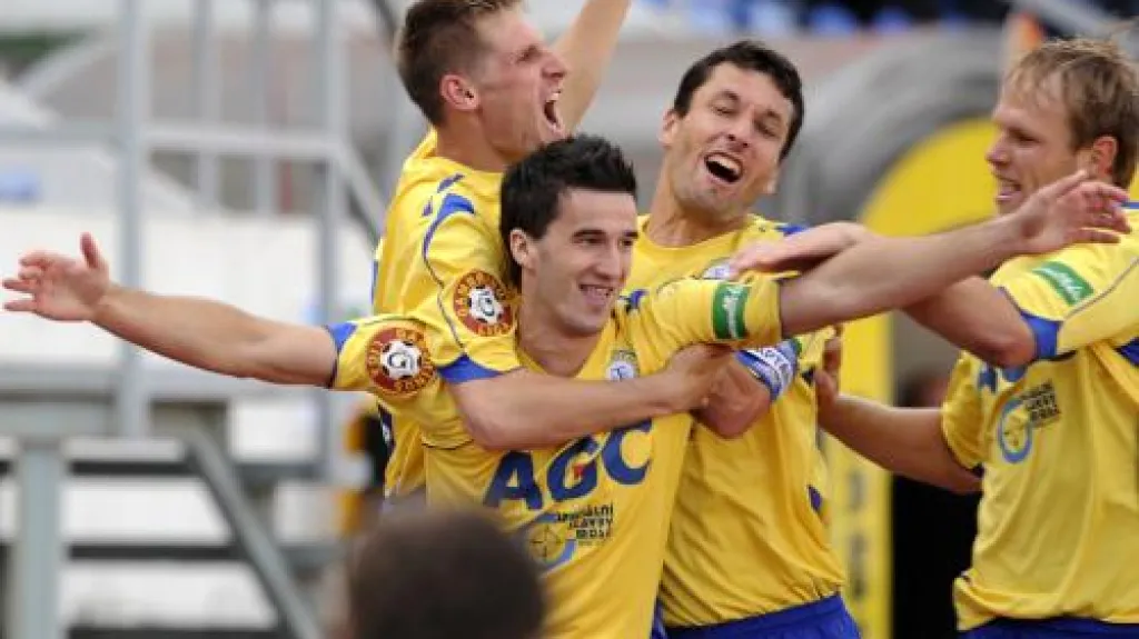 Fotbalisté Teplic se radují ze vstřeleného gólu