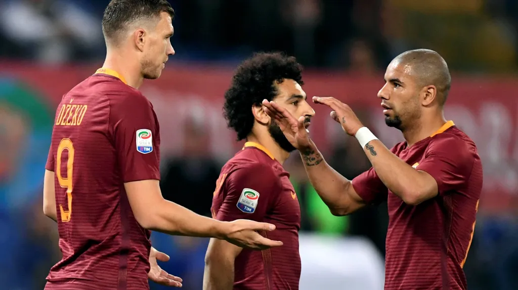 Edin Džeko (vlevo) z AS Řím přijímá gratulace od spoluhráčů