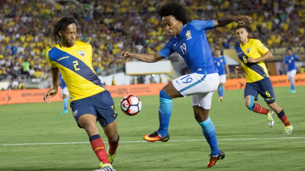 Brazilec Willian v souboji s ekvádorským obráncem Mezou