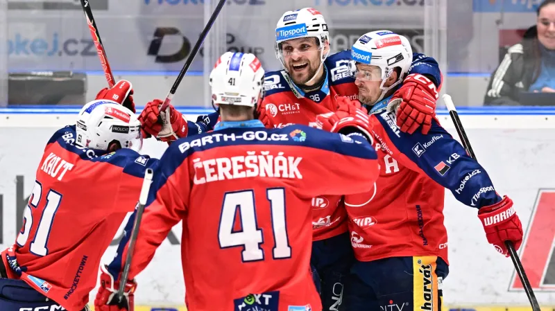 Pardubičtí hokejisté slaví gól jejich lídra Romana Červenky