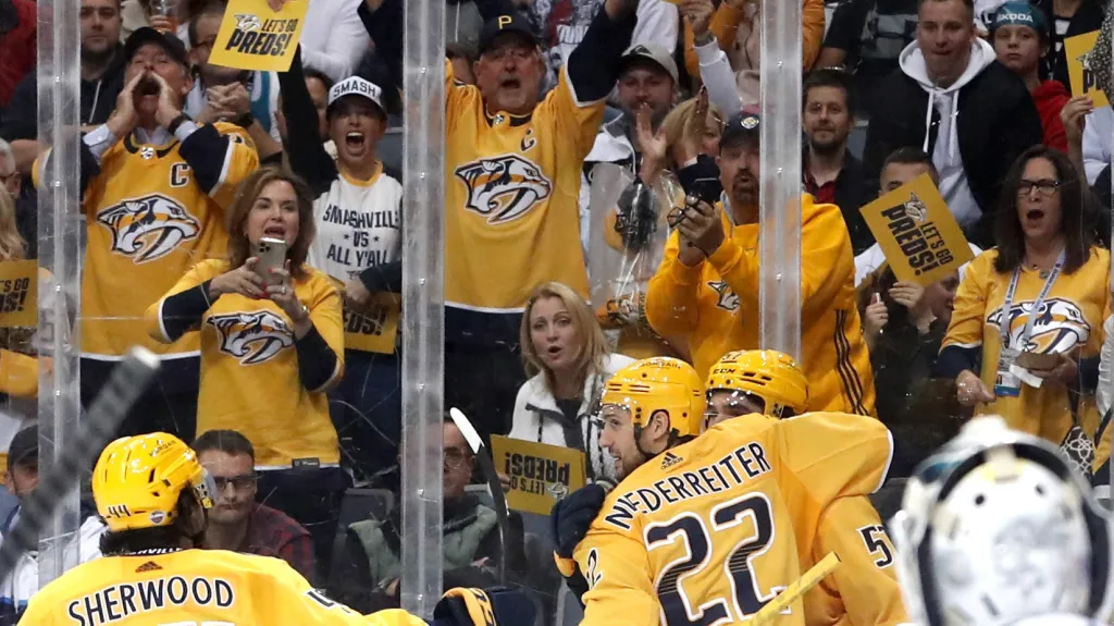 Fanoušci Nashvillu Predators slaví v Praze gól švýcarského útočníka Nina Niederreitera proti San Jose