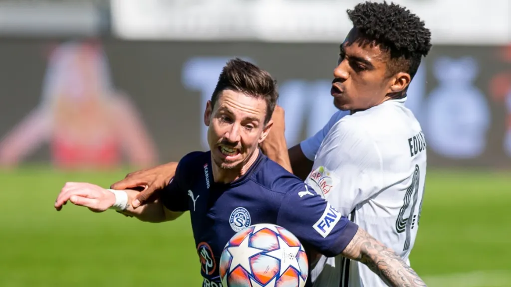 Petržela v souboji s Eduardem Santosem z Karviné