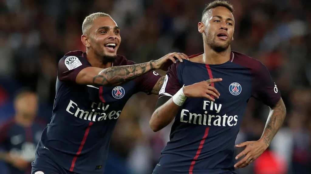 Neymar (vpravo) se raduje z gólu se spoluhráčem z PSG Layvinem Kurzawou 